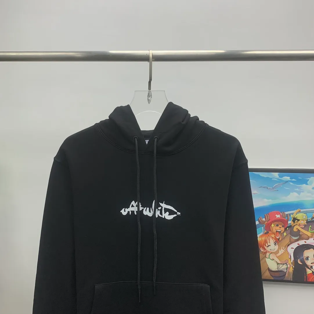 The top tested version of Off-White's new 2023 autumn and winter spray-painted graffiti arrow hooded sweatshirt. The new style adds graffiti elements, adding a touch of literary style to the overall through-style short-sleeved style. This is a typical OFF retro literary style. This is also the first expression of the two cultures since the merger with LV in 2021. The printing adopts screen printing imported glue technology, and the ink dots are even, imitating the natural dynamics of spray paint. The hollows are both dark and light, the transition is smooth, and the gradient effect is visible to the naked eye. The front printing uses the same process. Minimalist letter logo on the chest, OS version, same style for men and women! The 480g cotton texture feels smooth and textured, with full drape.  Color: Black White Size: XS-L P:410